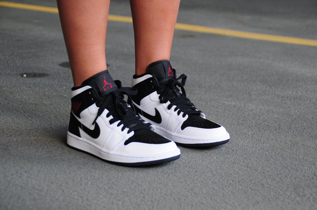 Giày Nike Wmns Air Jordan 1 Mid 'White Black' BQ6472-101 - Ảnh 4