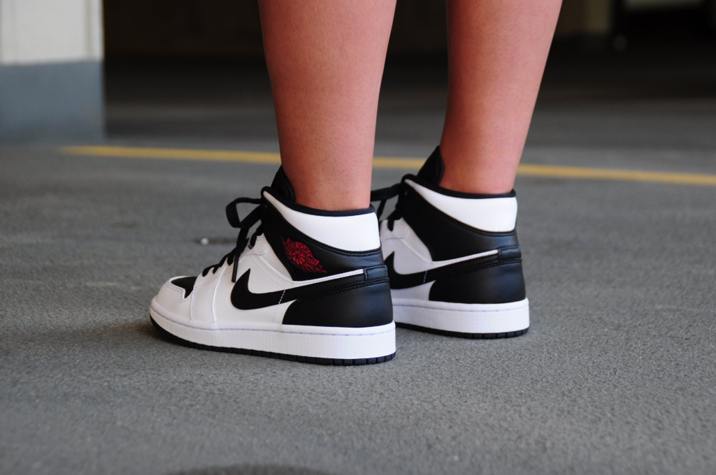 Giày Nike Wmns Air Jordan 1 Mid 'White Black' BQ6472-101 - Ảnh 3