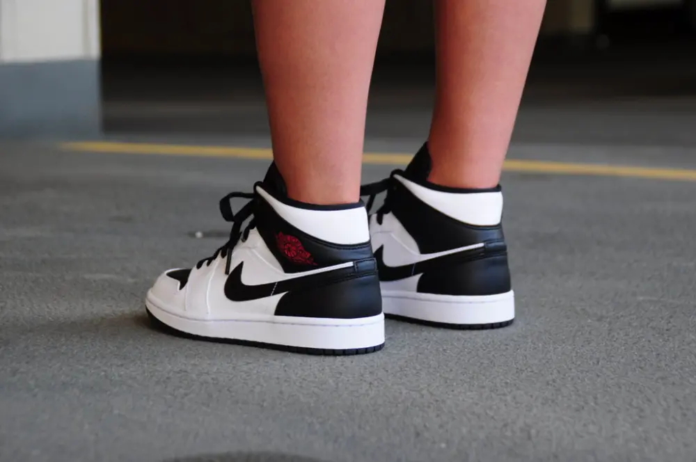 Giày Nike Wmns Air Jordan 1 Mid 'White Black' BQ6472-101 - Ảnh 3