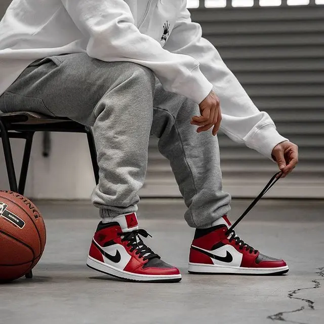 Giày Nike Air Jordan 1 Mid GS 'Chicago' 554725-173 - Ảnh 4