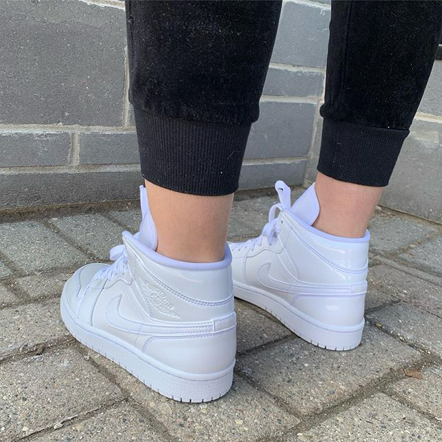 Giày Nike Wmns Air Jordan 1 Mid Patent 'Triple White' BQ6472-111 - Ảnh 5