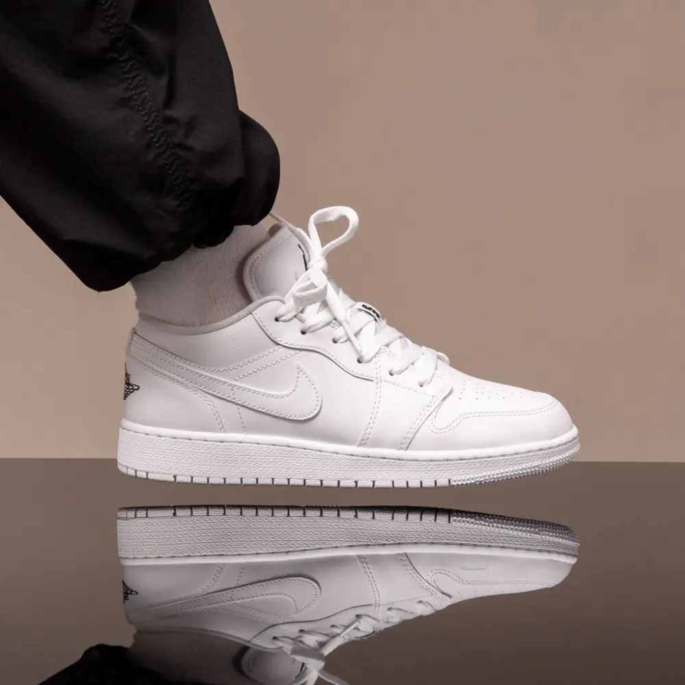 Alternative view of Giày Nike Air Jordan 1 Low GS 'White Black' 553560-101