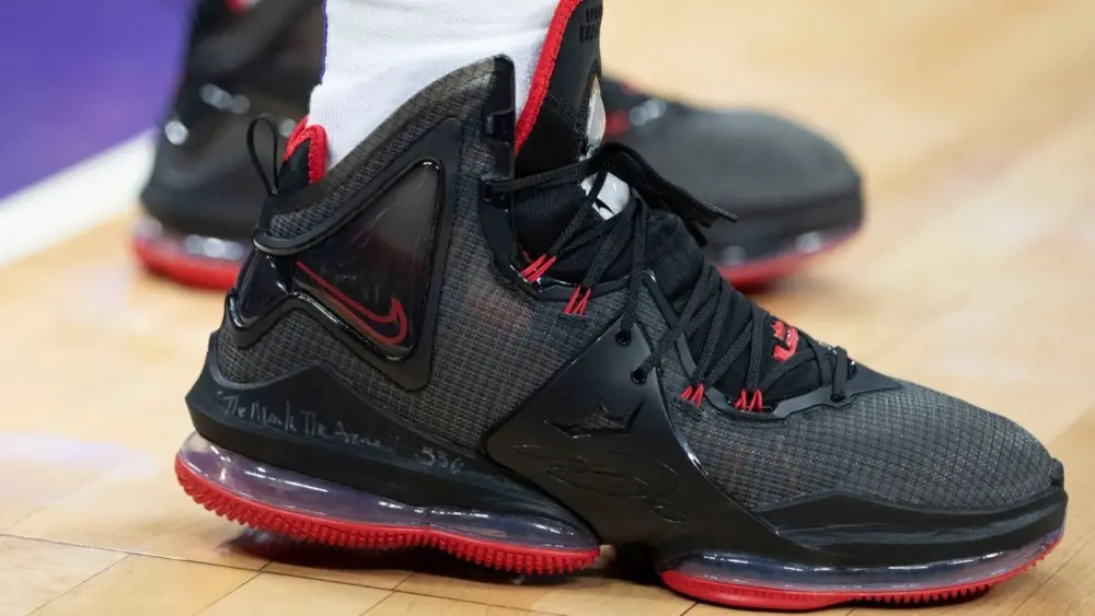 Alternative view of Giày Nike LeBron 19 'Bred' DC9340-001