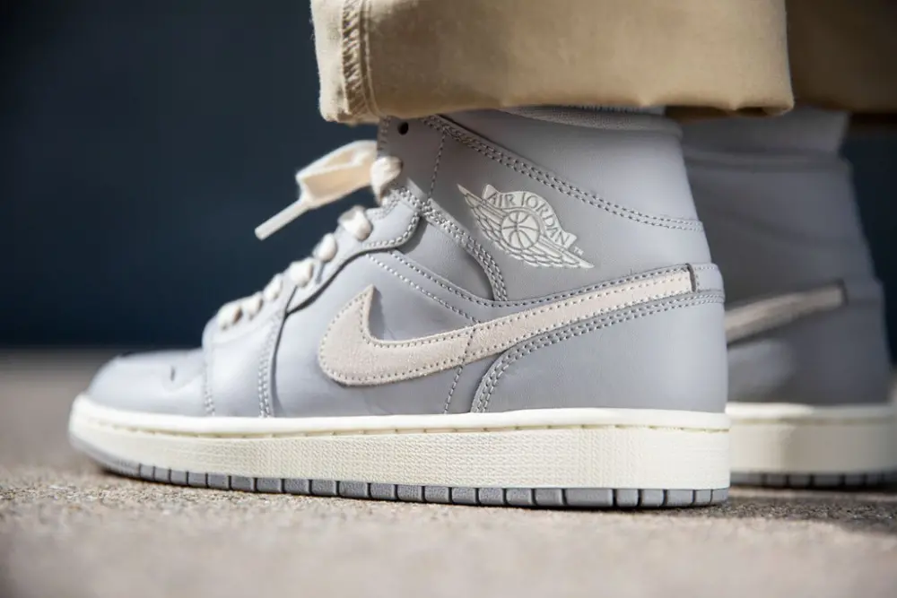 Giày Nike Wmns Air Jordan 1 Mid 'Grey Light Bone' CD7240-002 - Ảnh 4
