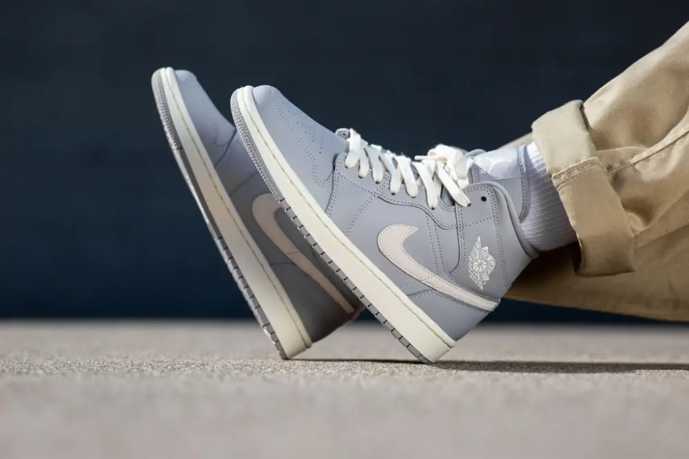 Giày Nike Wmns Air Jordan 1 Mid 'Grey Light Bone' CD7240-002 - Ảnh 3