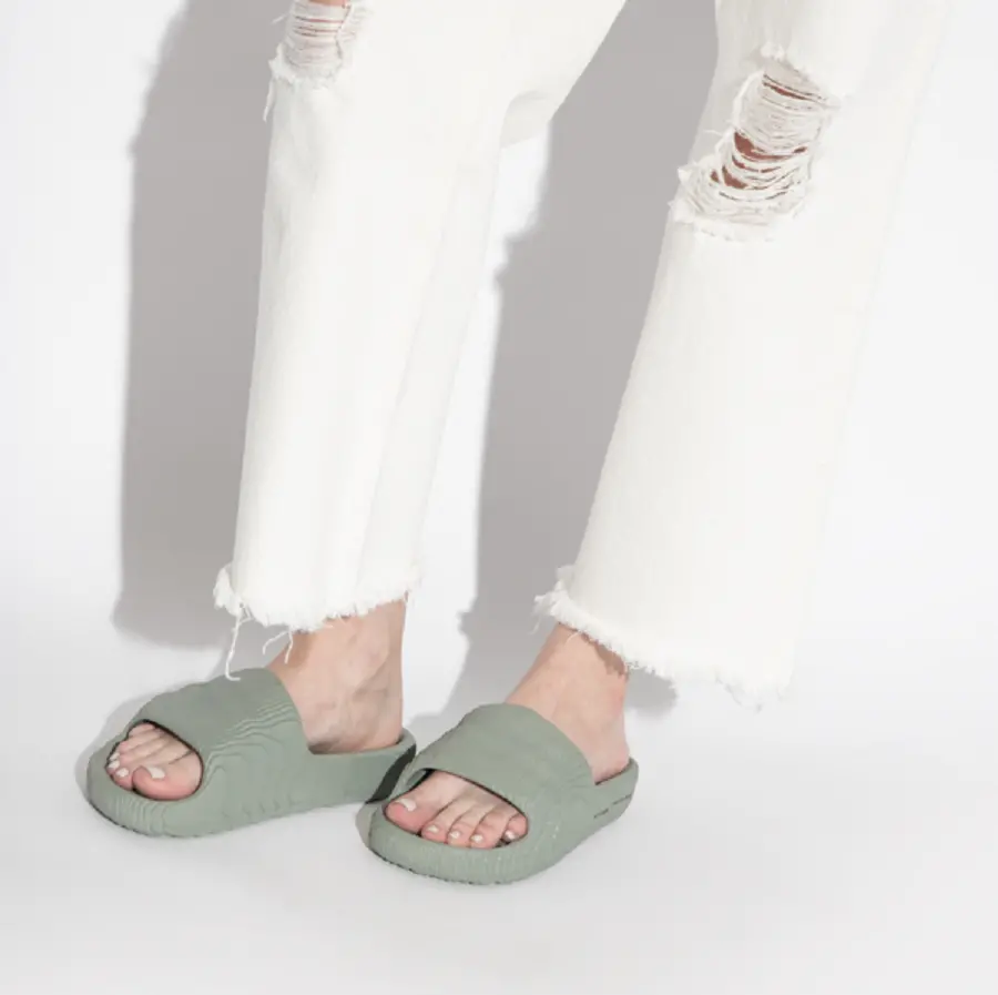 Alternative view of Dép Adidas Adilette 22 Slides ‘Silver Green’ IG8264