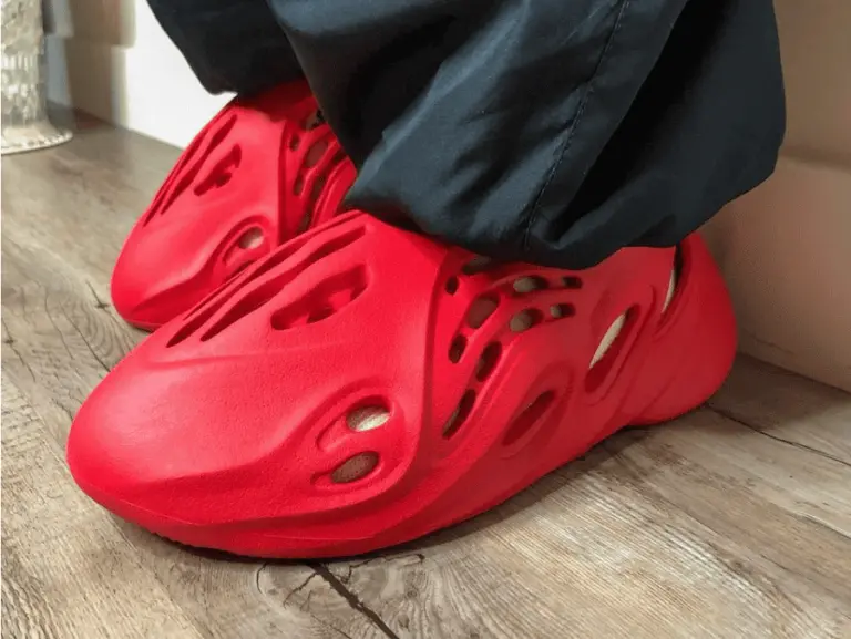 Alternative view of Giày Adidas Yeezy Foam Runner 'Vermilion' GW3355