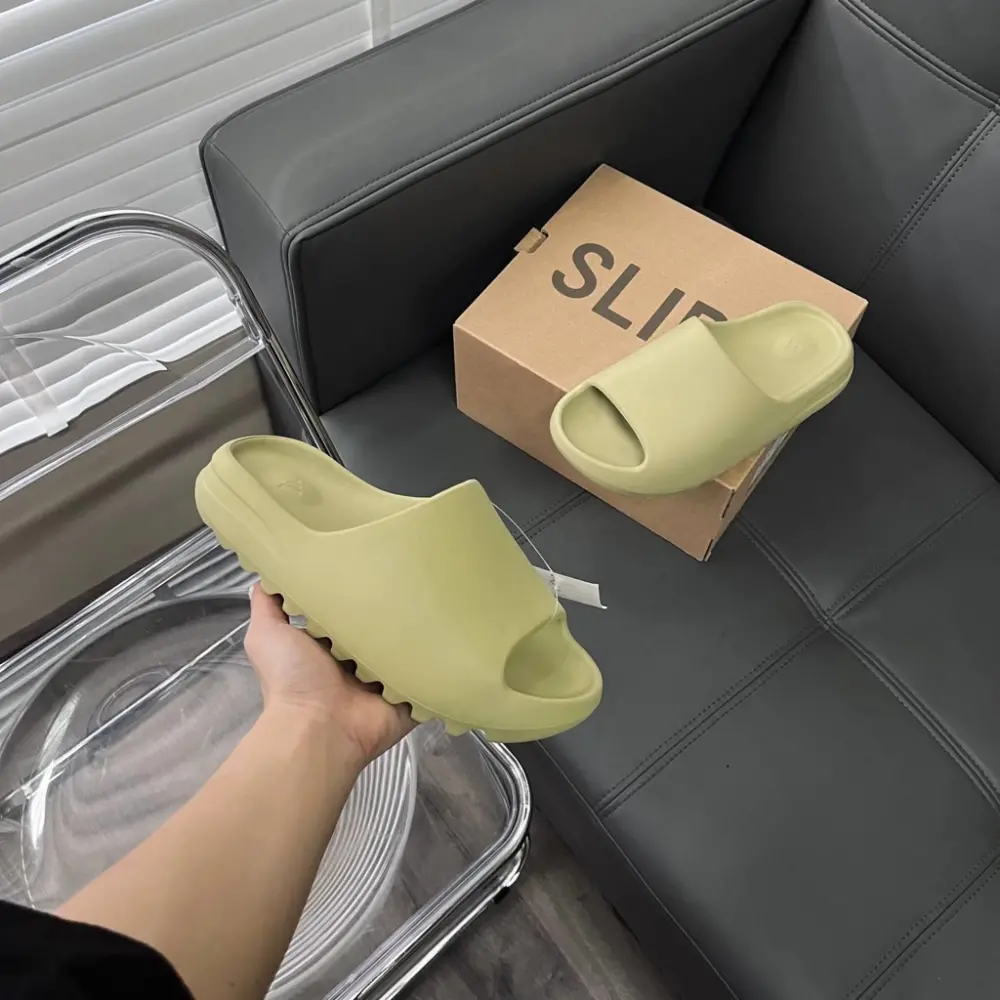 Alternative view of Dép Adidas Yeezy Slide 'Resin' FZ5904