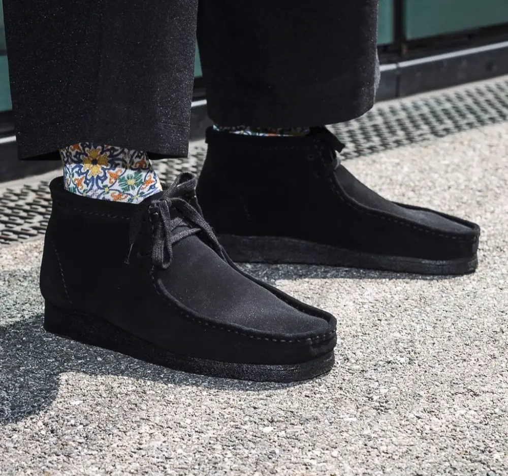 Alternative view of Giày Clarks Wallabee Boot 'Black Suede' 261-55517