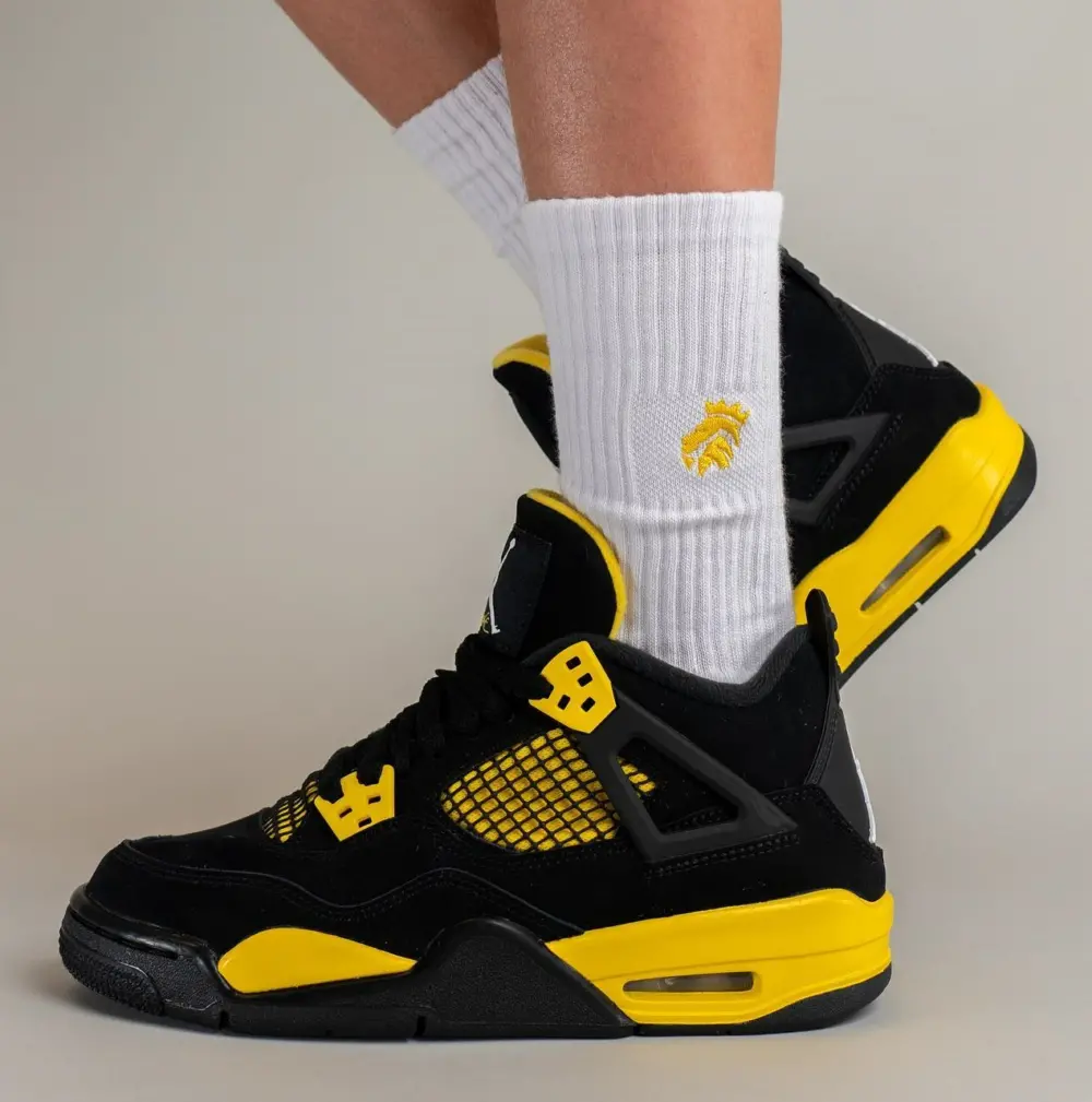Alternative view of Giày Nike Air Jordan 4 Retro 2023 'Thunder' DH6927-017