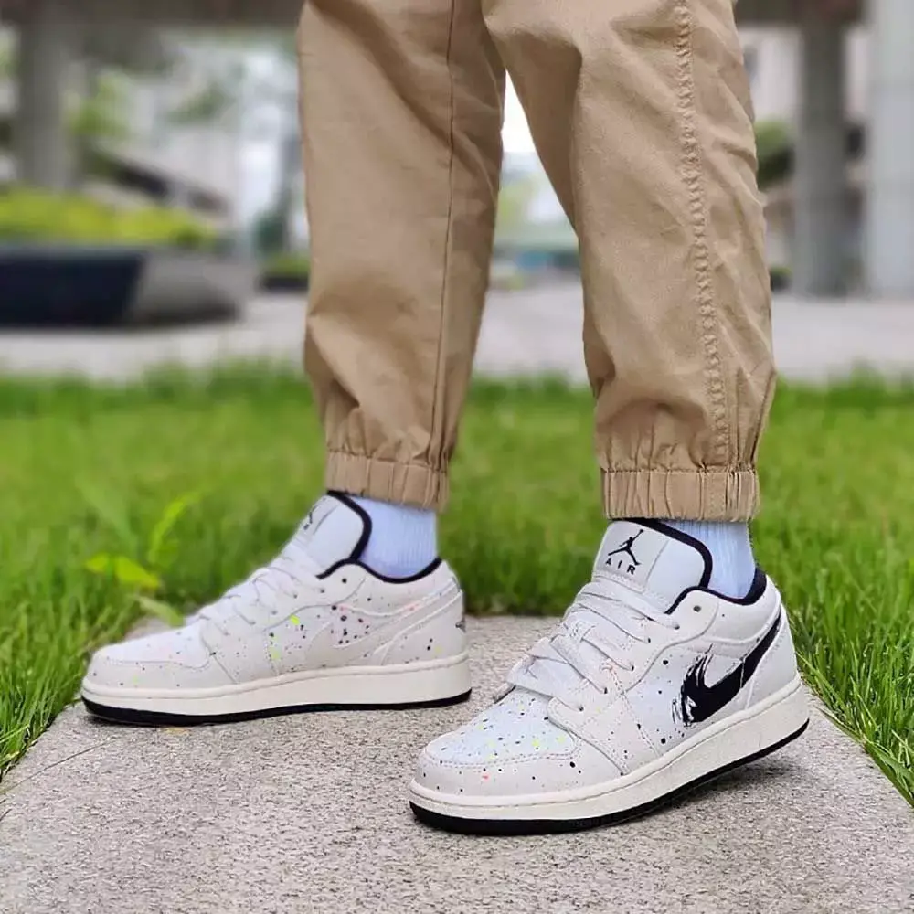 Alternative view of Giày Nike Air Jordan 1 Low 'Brushstroke Swoosh Splatter' DM3528-100