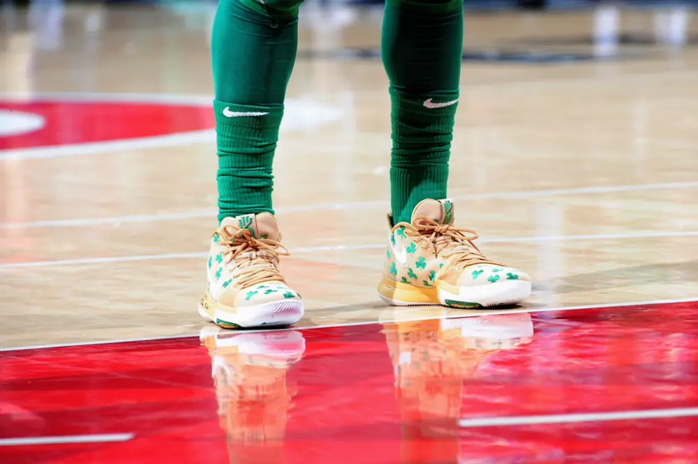 Alternative view of Giày Nike Kyrie 3 'Luck' PE AR4566-700