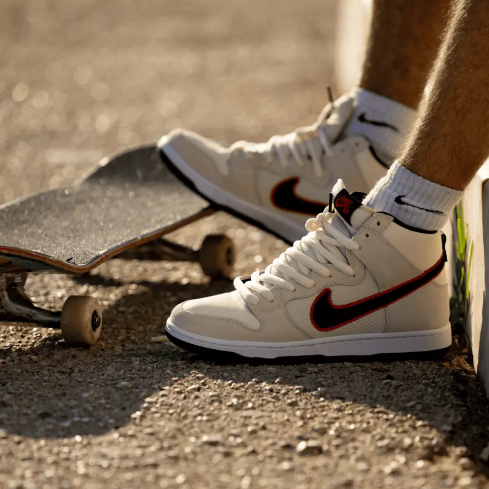 Alternative view of Giày Nike SB Dunk High 'Giants' DO9394-100