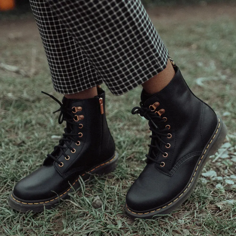 Alternative view of Giày Dr.Martens 1460 Pascal Rose Gold Hardware Leather 'Black' 26874001