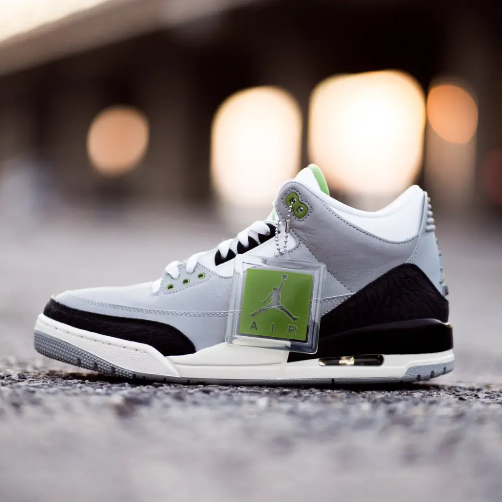 Alternative view of Giày Nike Air Jordan 3 Retro GS 'Chlorophyll' 398614-006