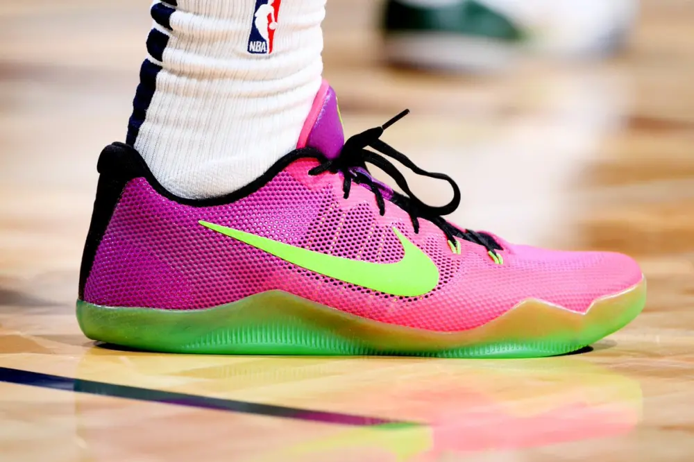 Alternative view of Giày Nike Kobe 11 'Mambacurial' 836183-635