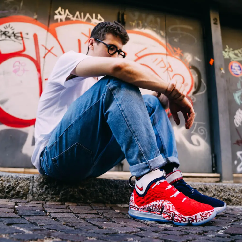 Alternative view of Giày Nike LeBron 17 'Graffiti Remix Red' CT6047-600