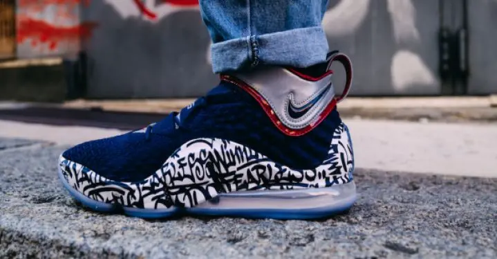 Alternative view of Giày Nike LeBron 17 'Cold Blue Graffiti' CT6047-400