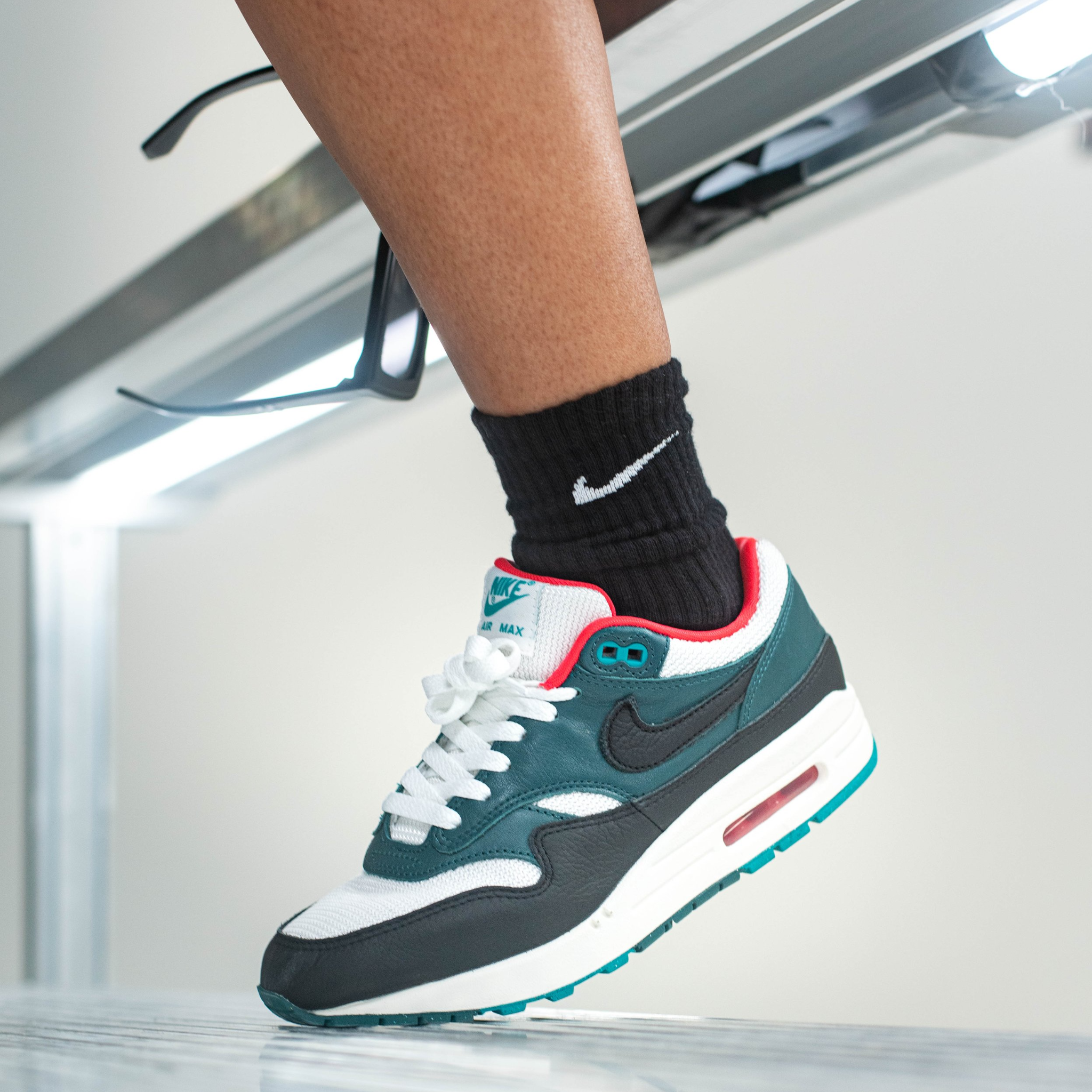 Giày Nike LeBron x Liverpool F.C. x Air Max 1 Third Kit FB8914-100 - Ảnh 2