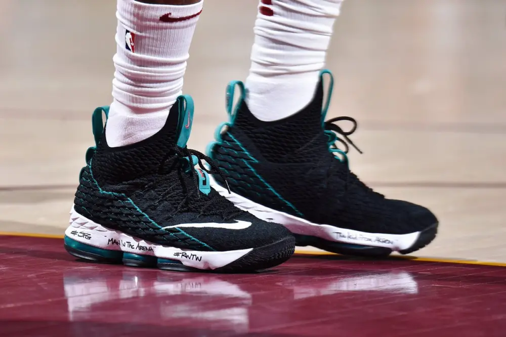 Alternative view of Giày Nike LeBron 15 'Griffey' PE AR5126-001