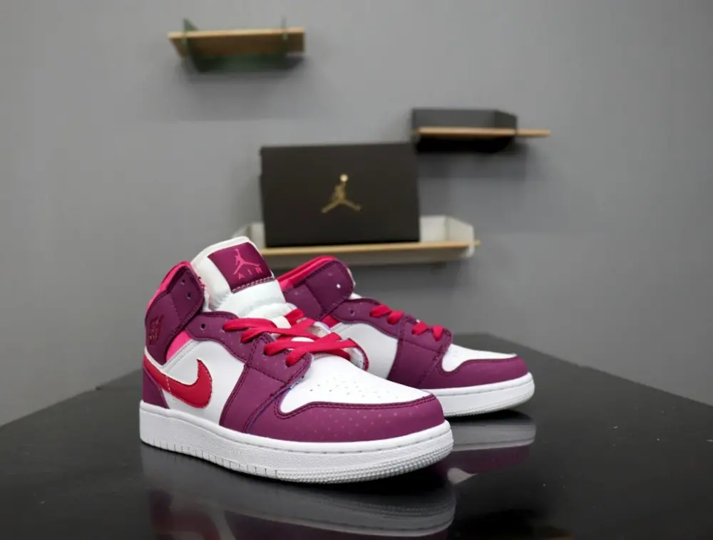 Alternative view of Giày Nike Air Jordan 1 Mid GS 'Rush Pink' 555112-661