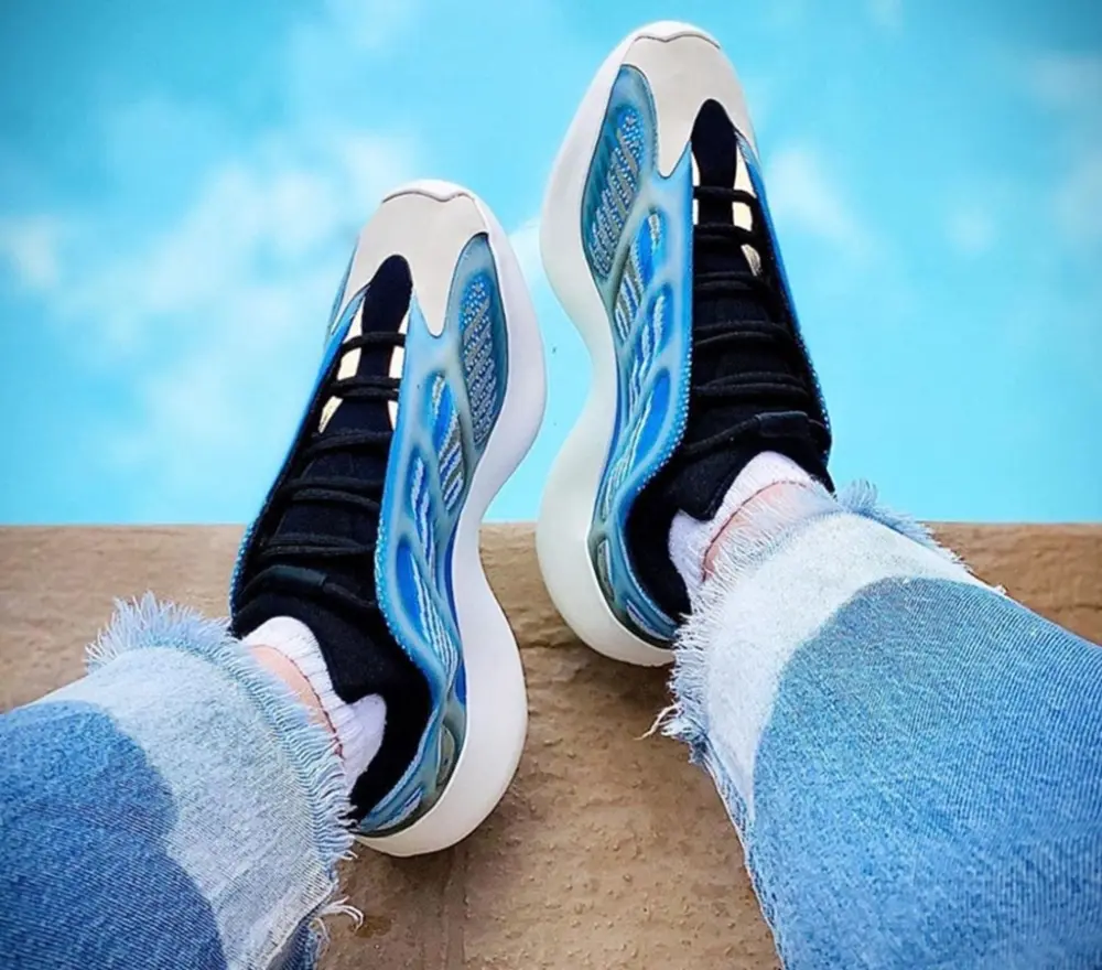 Alternative view of Giày Adidas Yeezy 700 V3 'Arzareth' G54850