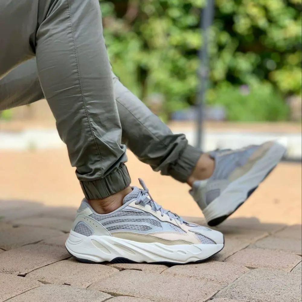 Alternative view of Giày Adidas Yeezy Boost 700 V2 'Cream' GY7924