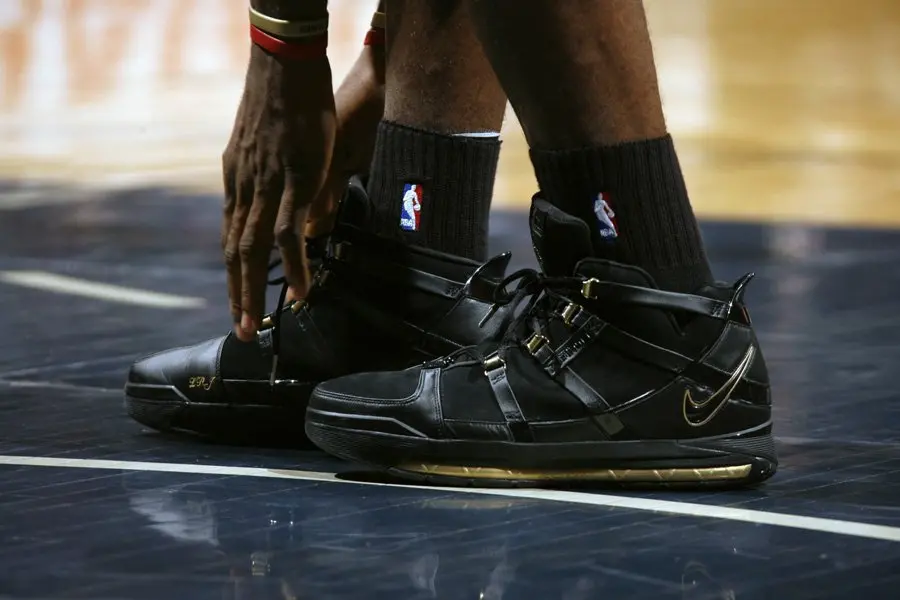 Alternative view of Giày Nike Zoom LeBron 3 Retro 'Metallic Gold' 2018 AO2434-001
