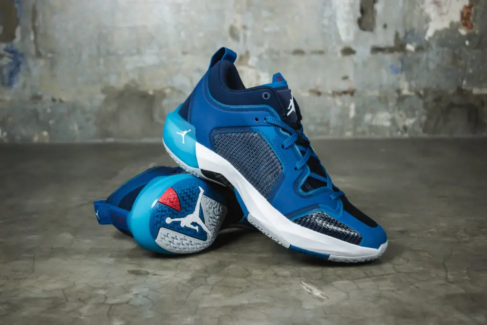 Alternative view of Giày Nike Air Jordan 37 Low 'Military Blue' DV9909-401