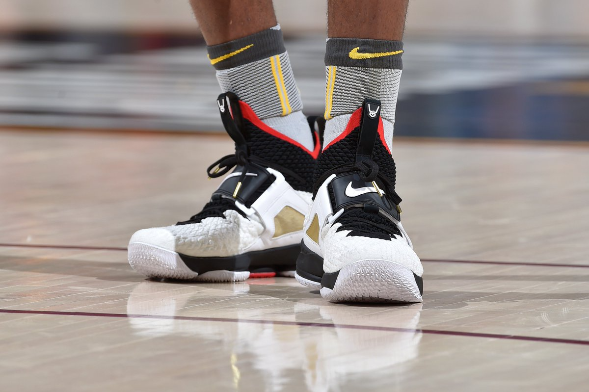 Giày Nike LeBron 15 'Diamond Turf' PE AO9144-100 - Ảnh 2