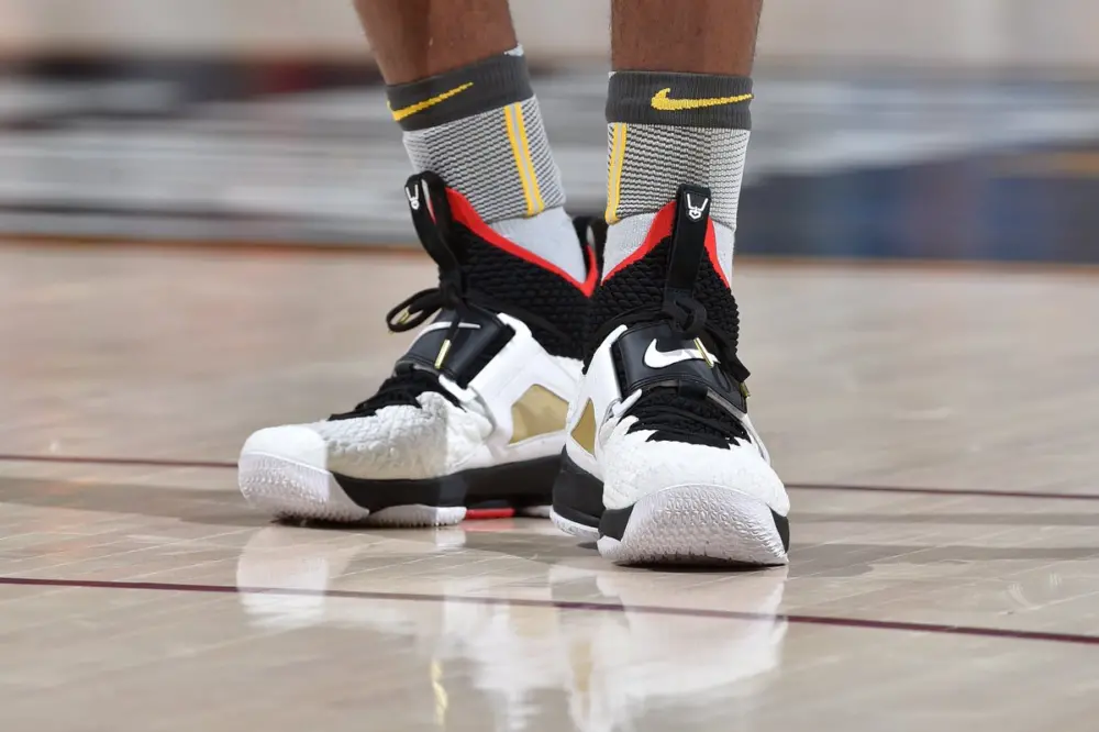 Alternative view of Giày Nike LeBron 15 'Diamond Turf' PE AO9144-100