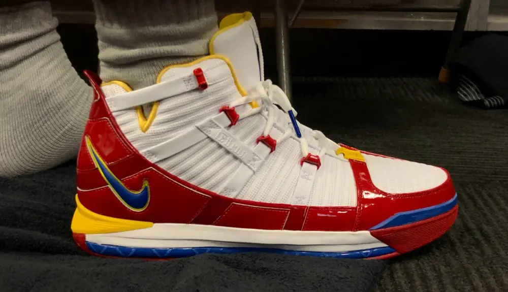 Alternative view of Giày Nike Zoom LeBron 3 'SuperBron' AO2434-100