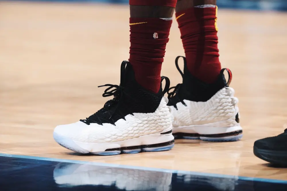 Alternative view of Giày Nike LeBron 15 'Graffiti' AQ2363-100