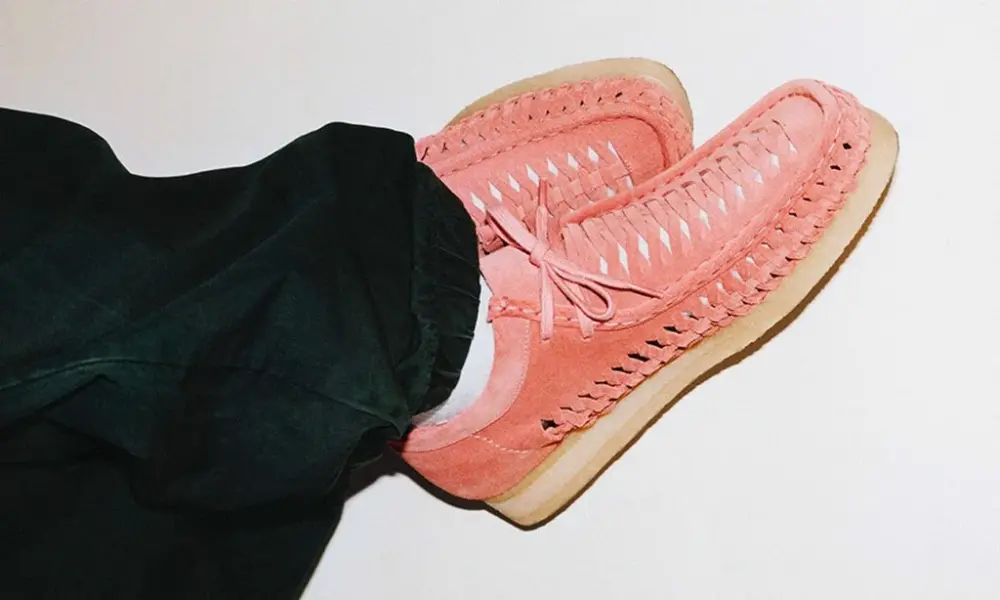 Alternative view of Giày Clarks x Supreme Woven Wallabee 'Pink' 261-60847