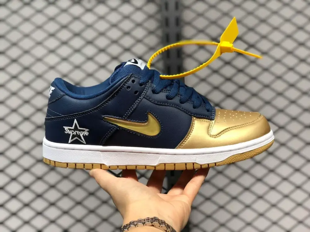 Alternative view of Giày Nike Supreme x Dunk SB Low QS 'Metallic Gold' CK3480-700
