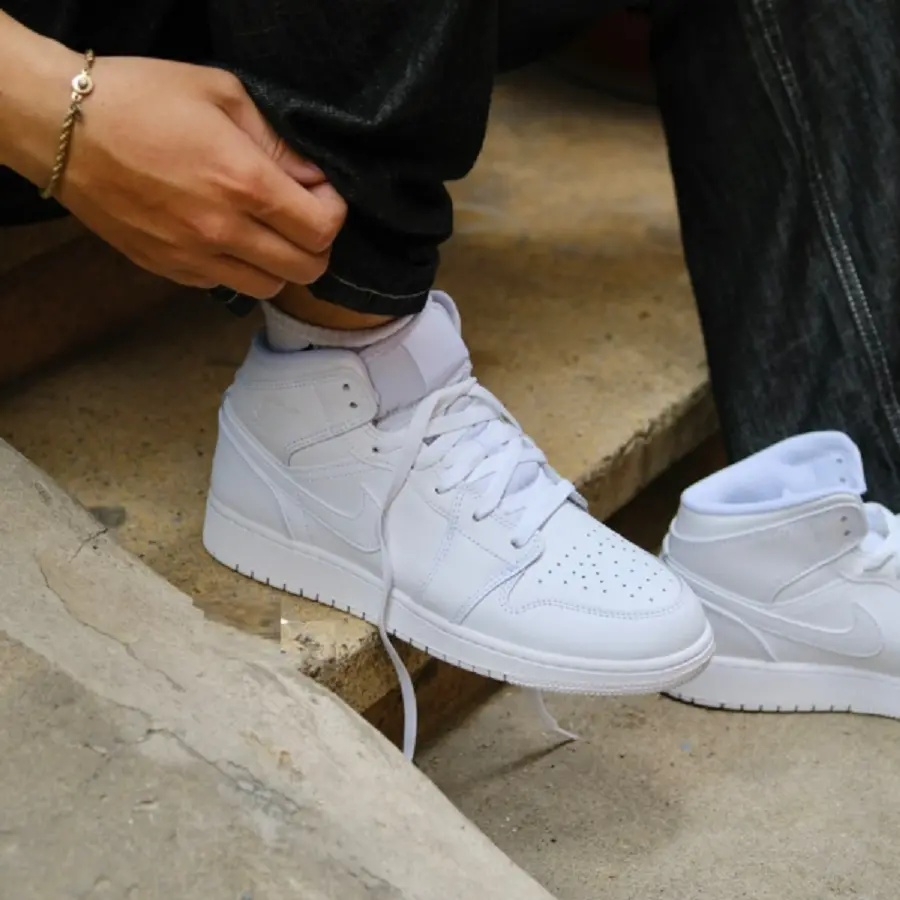 Alternative view of Giày Nike Jordan 1 Mid 'Triple White' 554725-136