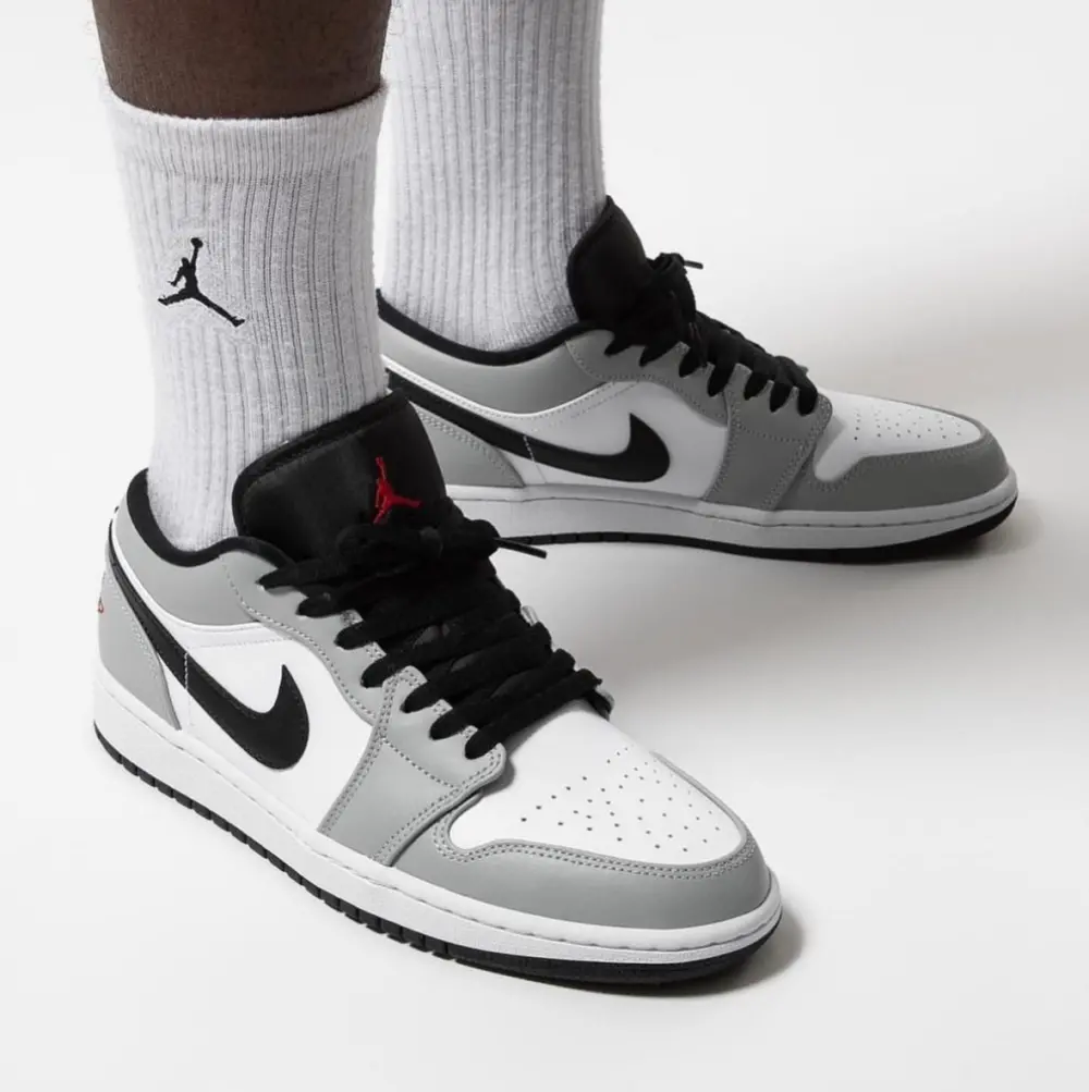 Alternative view of Giày Nike Air Jordan 1 Low GS 'Light Smoke Grey' 553560-030