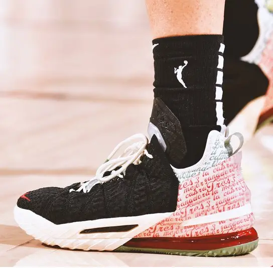 Alternative view of Giày Nike Diana Taurasi x LeBron 18 'La Cabra' CQ9283-008