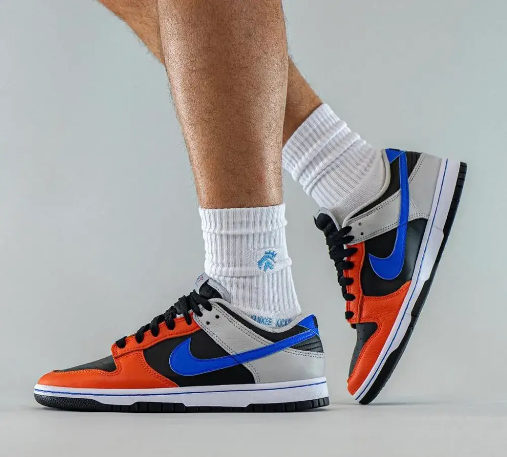 Alternative view of Giày Nike NBA x Dunk Low EMB 75th Anniversary Knicks DD3363-002