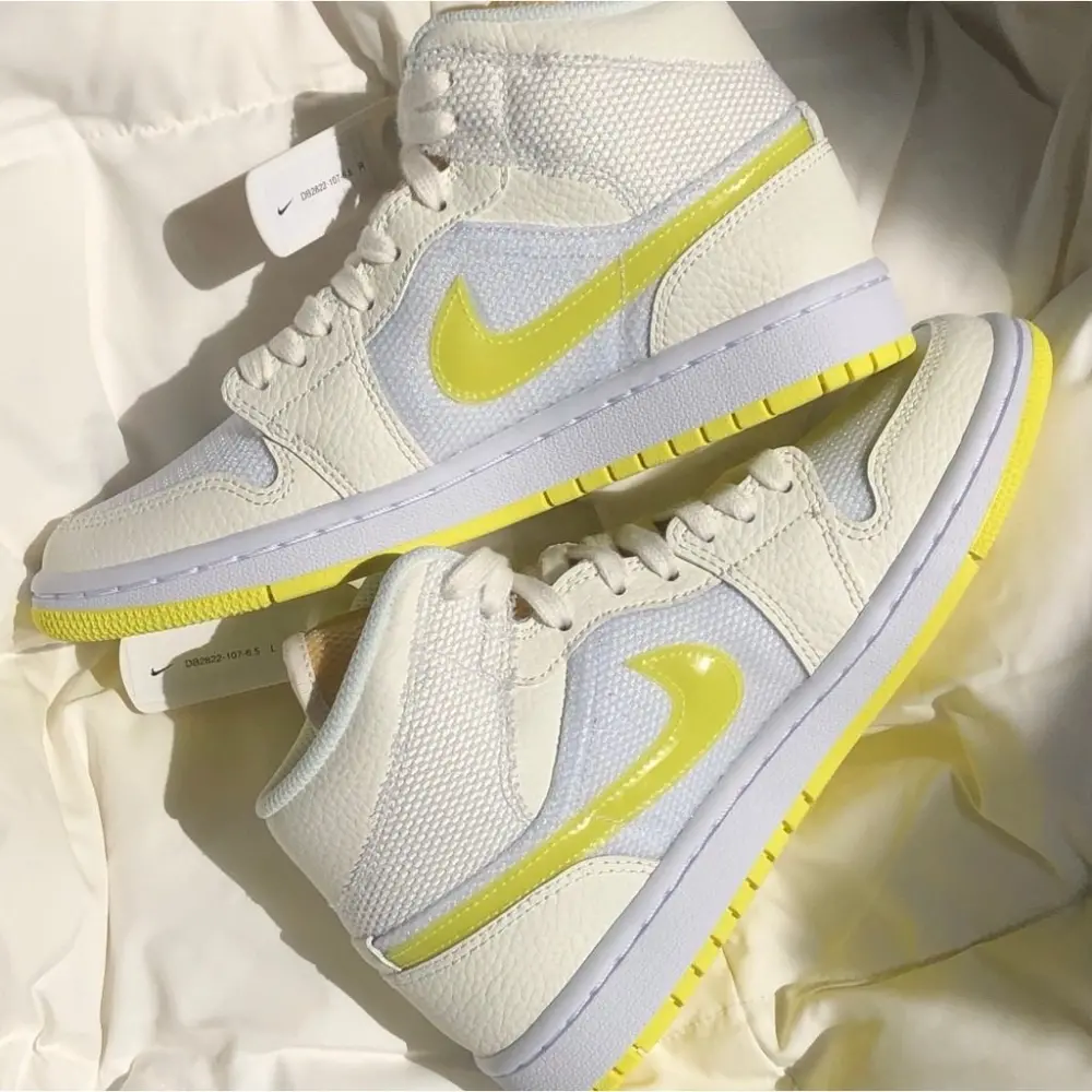 Giày Nike Wmns Air Jordan 1 Mid SE 'Voltage Yellow' DB2822-107 - Ảnh 4
