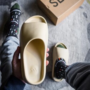 Alternative view of Giày Adidas Yeezy Slide 'Bone' FW6345
