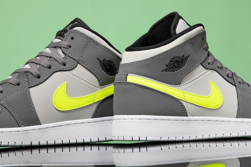 Giày Nike Air Jordan 1 Mid GS 'Gun Smoke Volt' 554725-072 - Ảnh 4