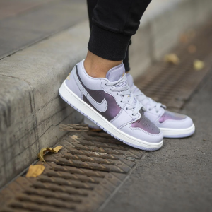 Alternative view of Giày Nike Air Jordan 1 Low 'Oxygen Purple' 554723-505