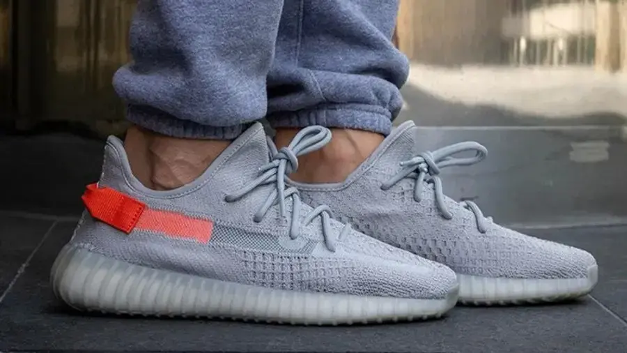 Alternative view of Giày Adidas Yeezy Boost 350 V2 'Tail Light' FX9017