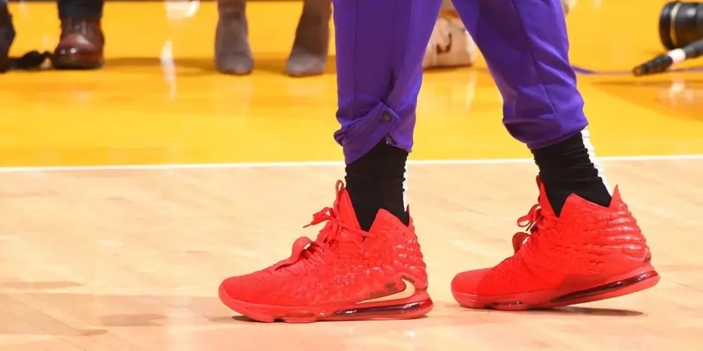 Alternative view of Giày Nike LeBron 17 'Red Carpet' BQ3177-600