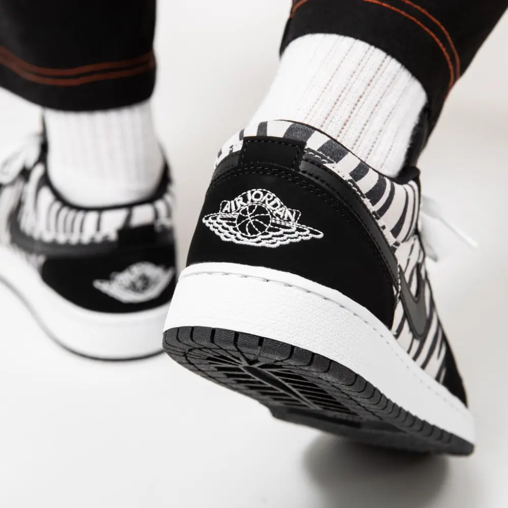 Giày Nike Air Jordan 1 Low GS 'Zebra' 553560-057 - Ảnh 4