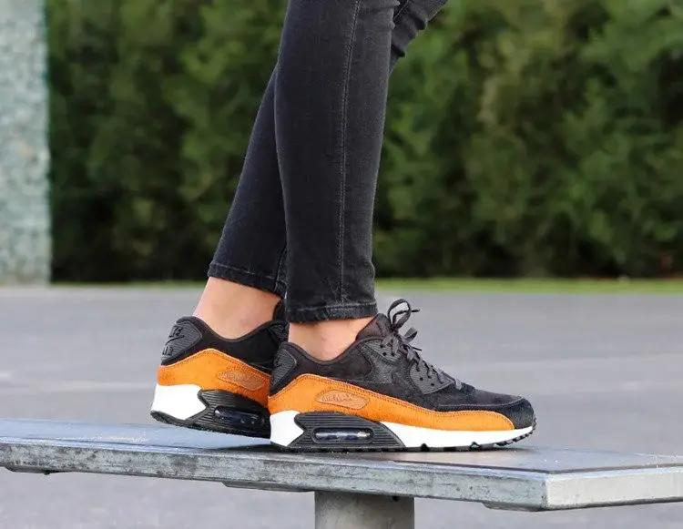 Alternative view of Giày Nike Wmns Air Max 90 LX 'Pony Fur Black' 898512-005