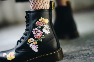 Alternative view of Giày Dr.Martens 1460 Vonda II 'Black Flowers' 24067001