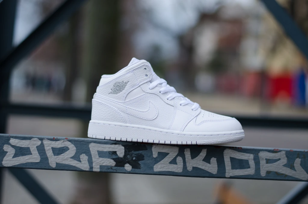 Giày Nike Air Jordan 1 Retro Mid GS 'Pure Platinum' 554725-109 - Ảnh 5