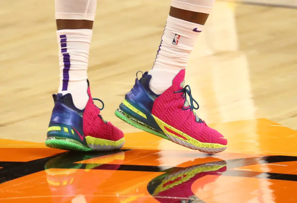 Alternative view of Giày Nike LeBron 18 'Los Angeles By Night' DB8148-600